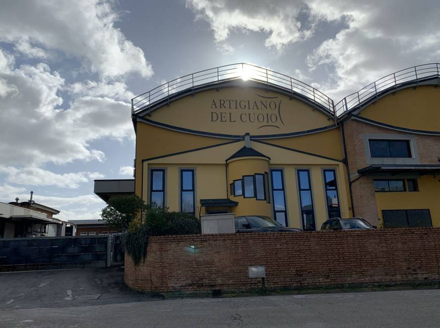 Artigiano del cuoio - Galleria fotografica delle fasi di lavorazione della concia e dell'ambiente